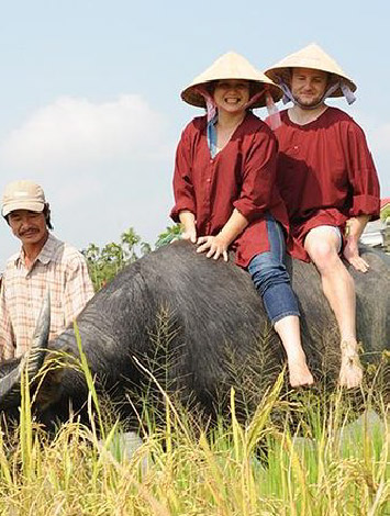 hoi an farmer vietnam travel